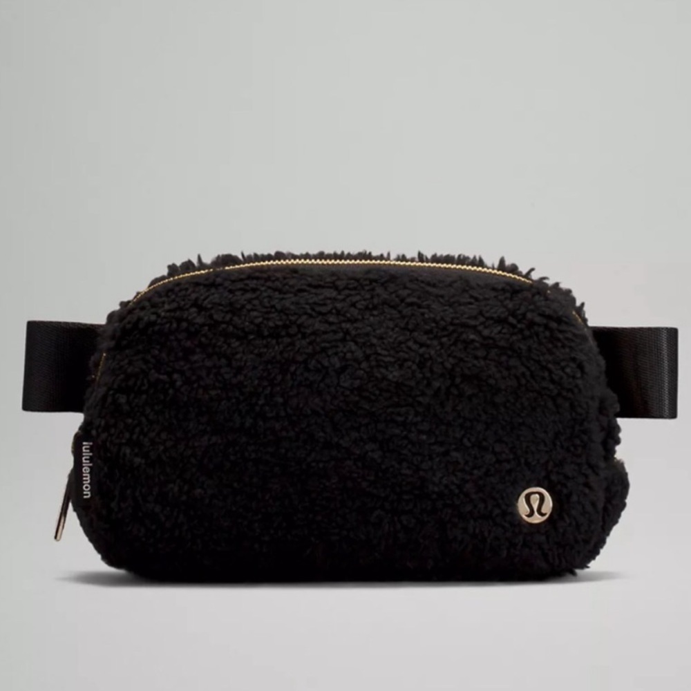 Lululemon Everywhere blk Fleece BeltBag Gold tone hardware